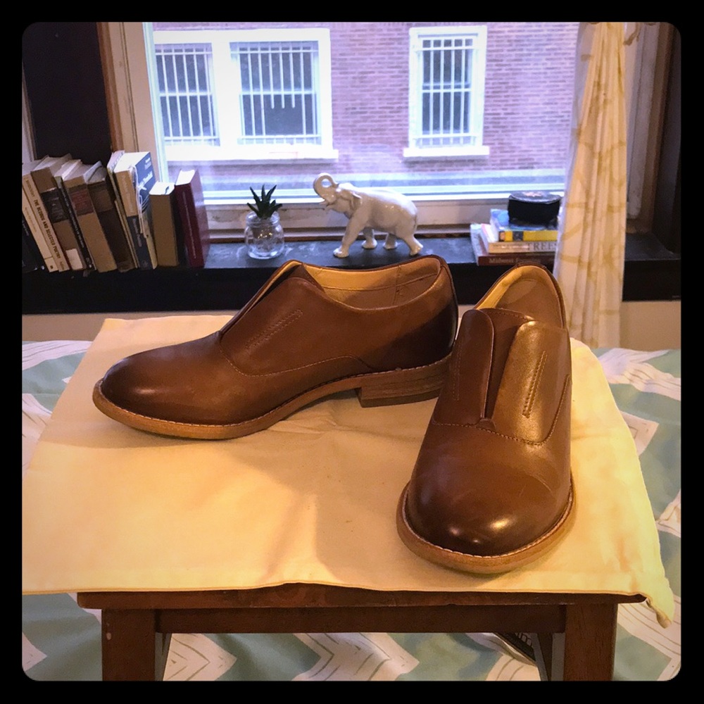 Brown ladies’ oxfords